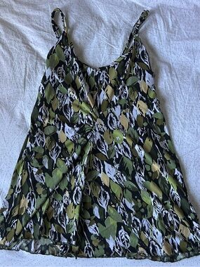 Sleeveless Leaf Print Twist-Front Tank Top — Black & Olive